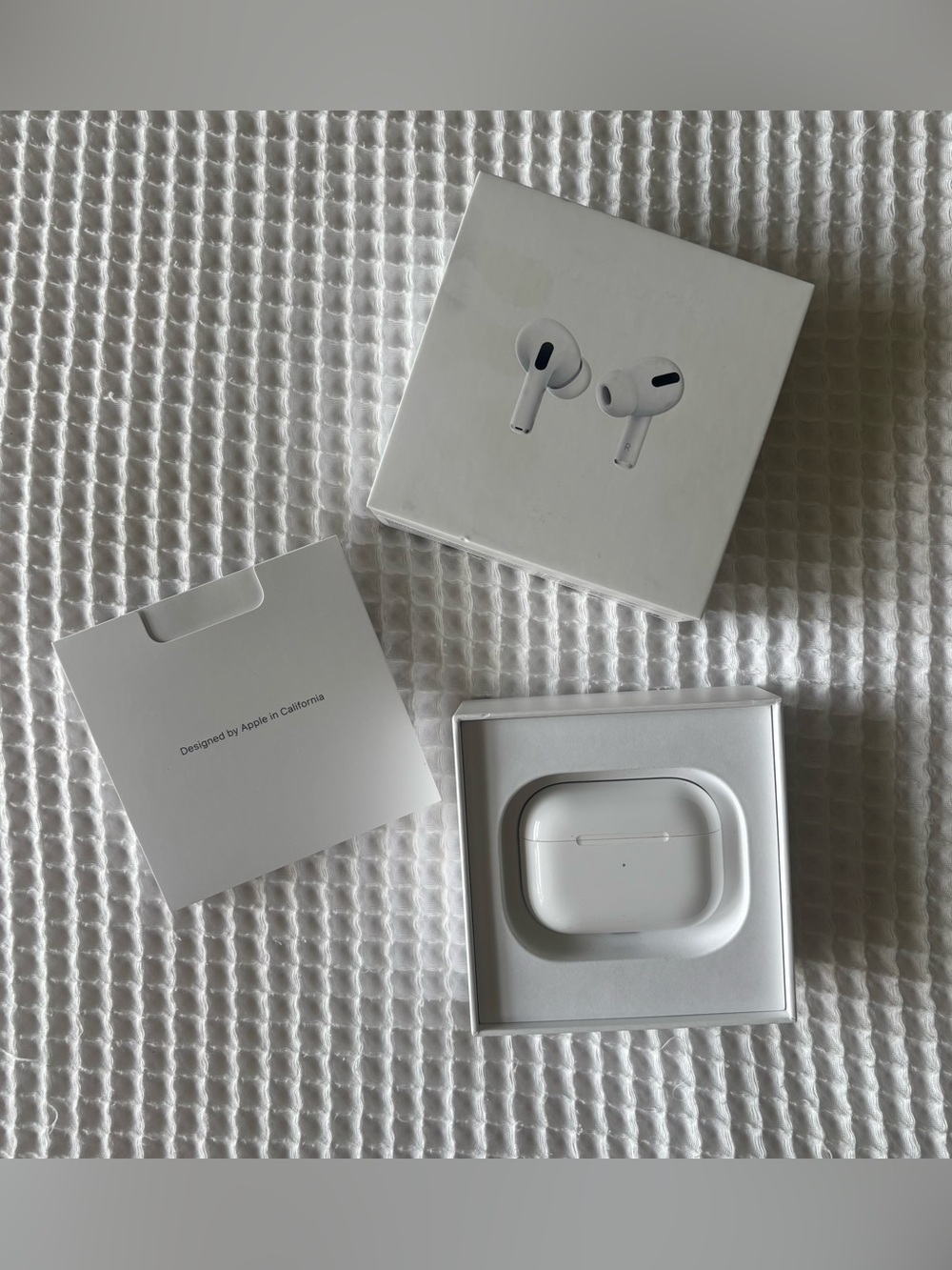 AirPods Pro (1st Gen) with MagSafe Charging Case - Picture 5 of 10